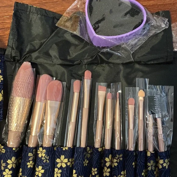 12 Pcs Makeup Brush Set With Storage Bag and Brush Cleaner NEW - Picture 3 of 8